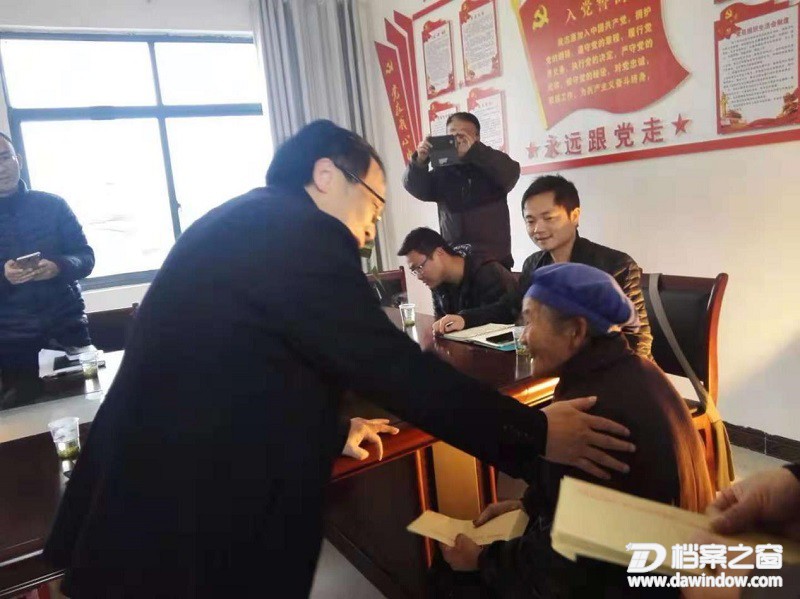 3.向贫困户发放慰问金.jpg
