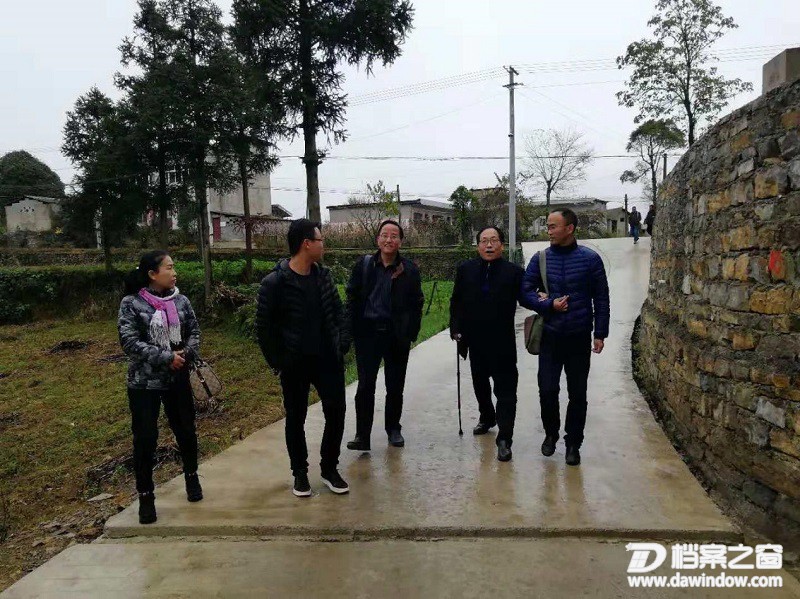 1.调研组一行在新华村高寨组查看文明村寨示范点建设.jpg