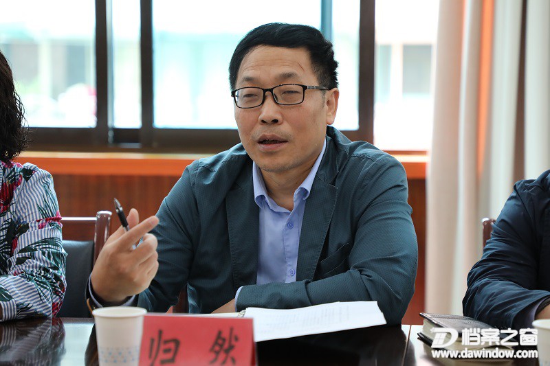 1省档案馆（省地方志办）副馆长（主任）归然发言（潘广胜摄）.JPG