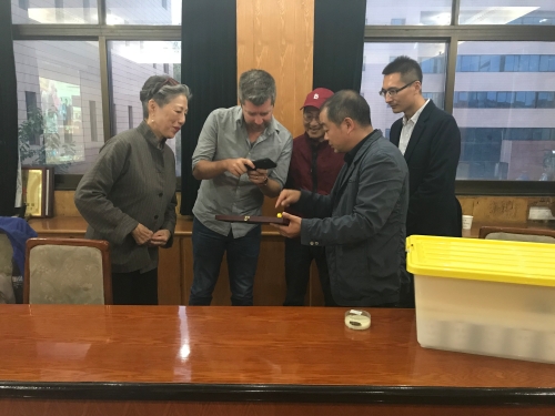 11月7日下午,美国二战博物馆教育旅行主管Narhan Huegen在江山市档案馆观看馆藏的二战实物档案。1.JPG