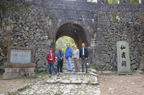 11月8日,美国二战博物馆教育旅行主管Narhan Huegen一行前往仙霞关参观二战遗址。.JPG